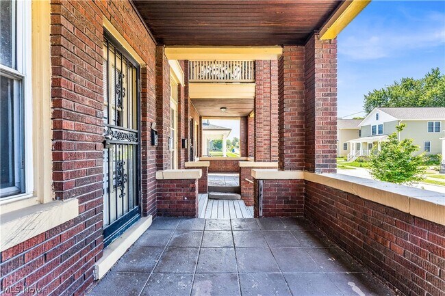 Building Photo - 1321 W 85th St
