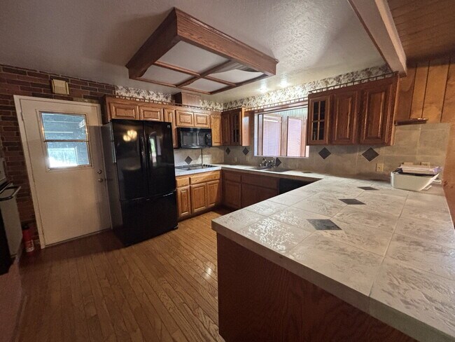 Building Photo - Amazing large 3-bedroom home in highly desirable neighborhood in Placerville with pool!