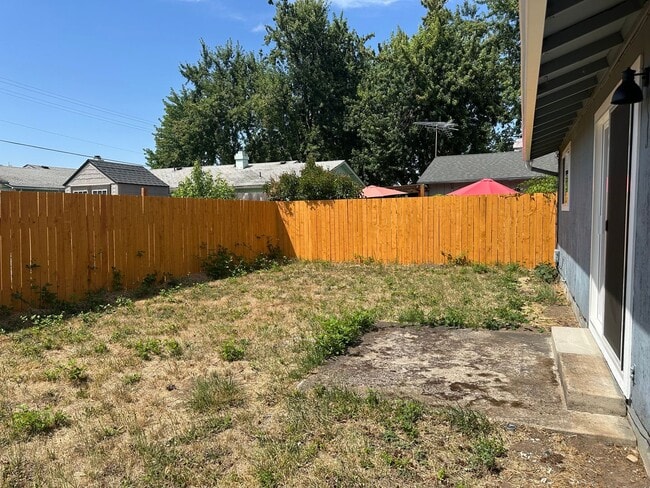 Building Photo - Beautifully updated 2 bedroom 1 bathroom d...