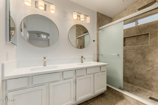 Building Photo - 1343 E Angela Dr