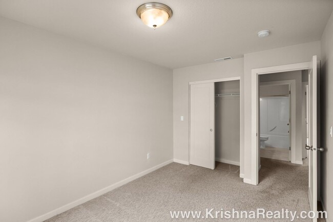 Building Photo - Lovely 3 BR | 2.5 BA Townhome | Hillsboro | Minutes from Orenco Station | Excellent Location!