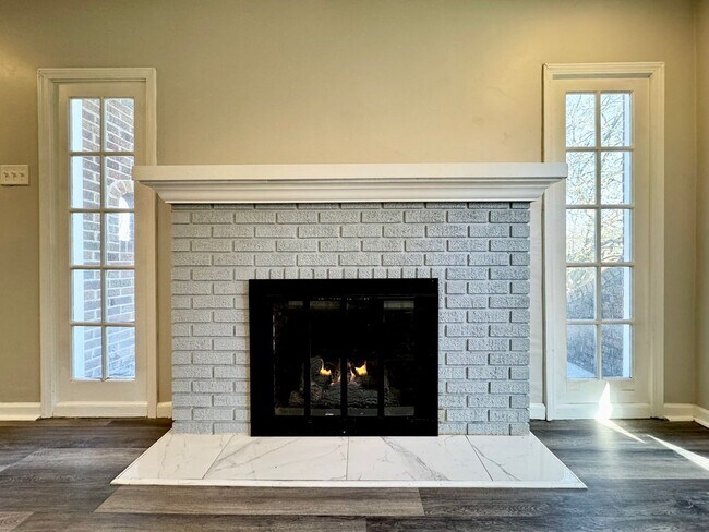 Building Photo - Charming  2-bedroom, 1-bathroom Storybook Cottage Awaits!
