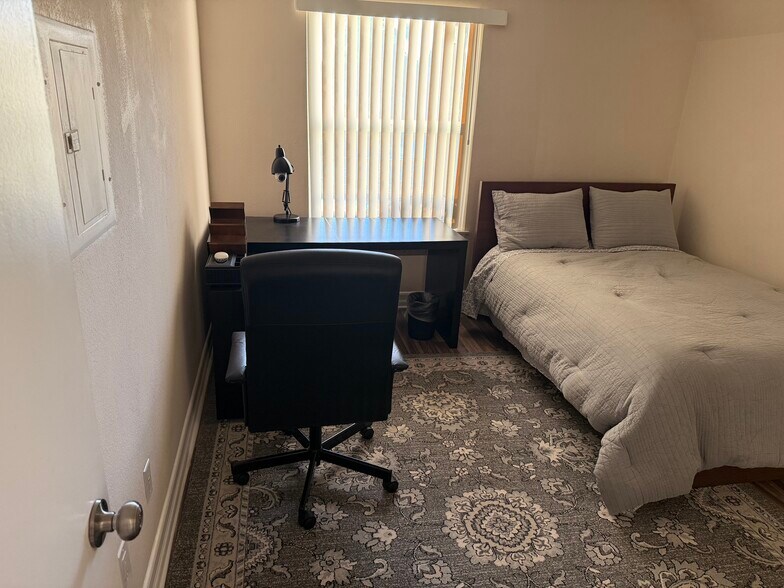 Building Photo - 8889 Caminito Plaza Centro