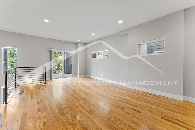 Building Photo - Spacious Townhouse with Washer/Dryer and G...