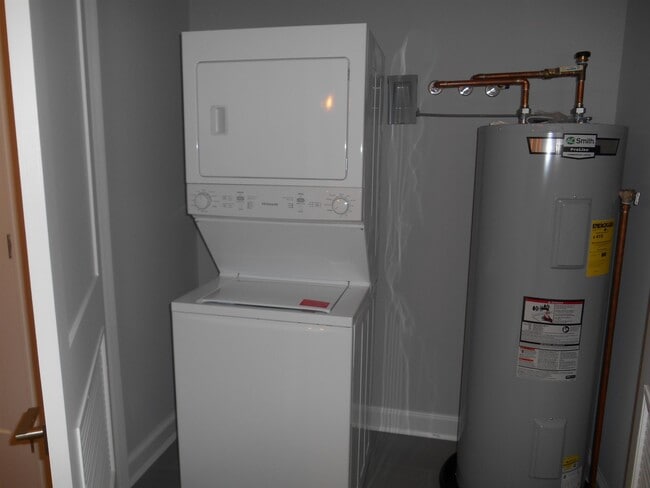 Building Photo - 3 Perrine Ave