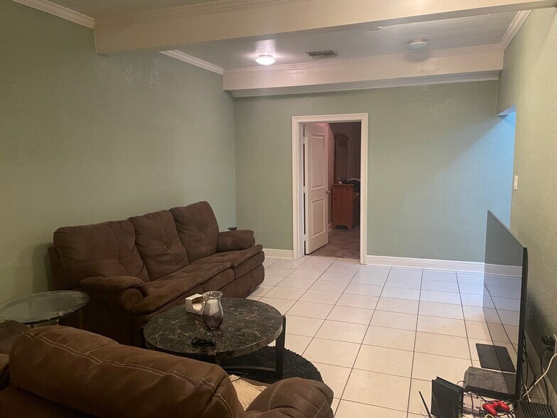 Building Photo - 323 Wildwood Way