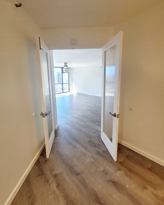 Building Photo - AVAILABLE NOW | 6 or 12 Month Lease Option...