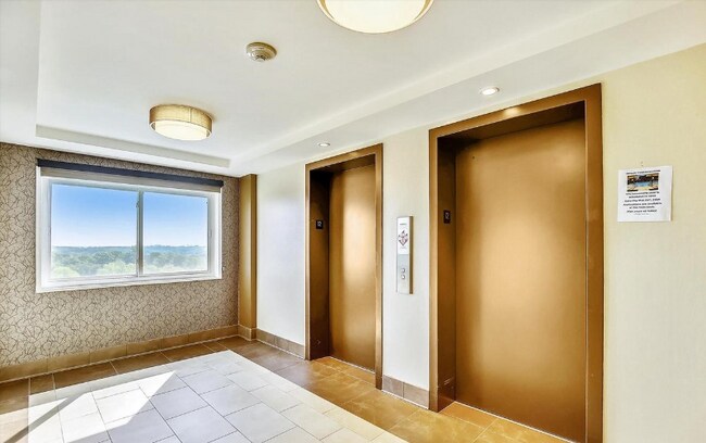 Building Photo - 1121 University Blvd W