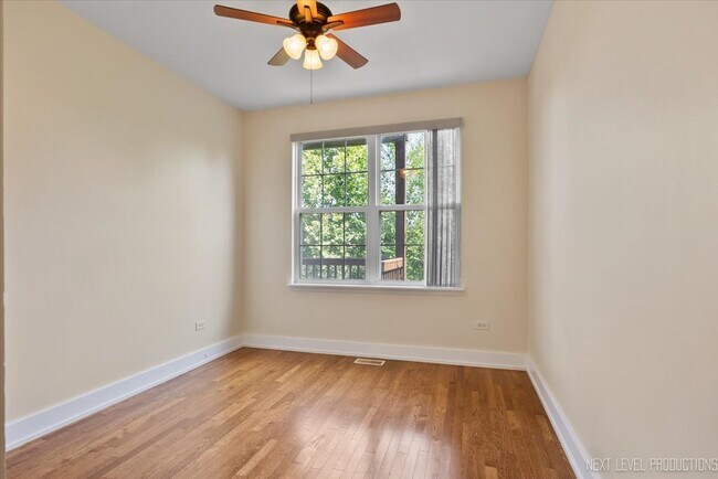 Building Photo - 910 Genesee Dr
