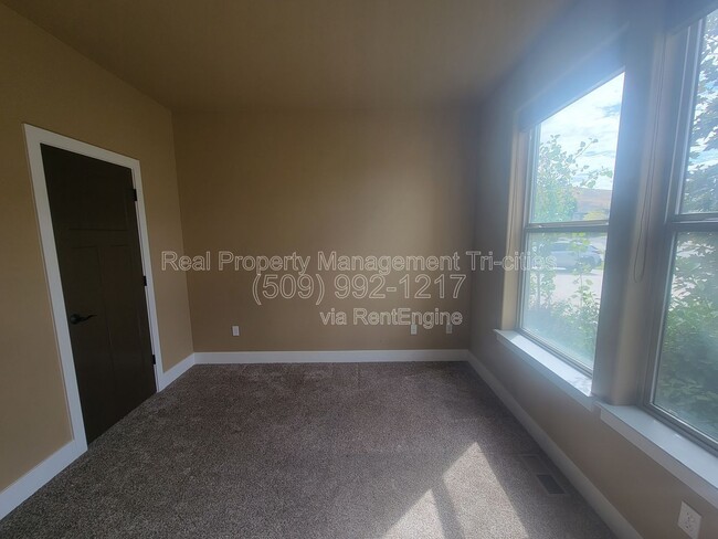 Building Photo - 3684 Nottingham Dr