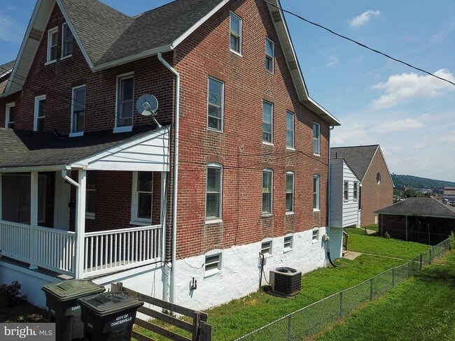 Primary Photo - 111 Hope Ave
