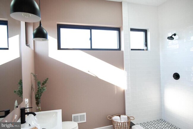 Building Photo - 2539 Collins St