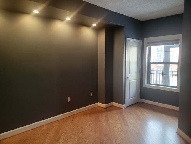 Building Photo - Stunning 1 BR with a Den/2 BA Condo in Wes...