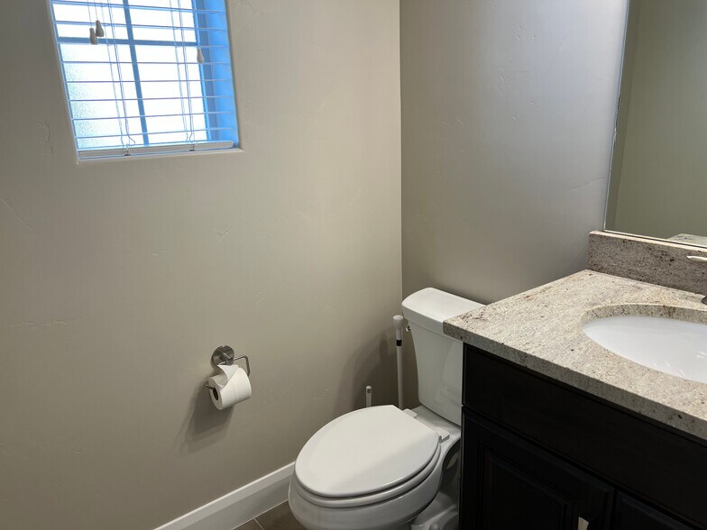 Building Photo - 1911 E Fiesta Ln