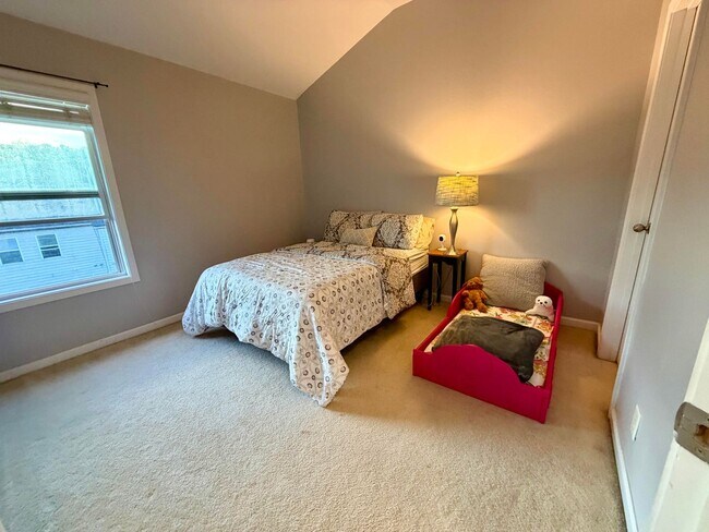 Building Photo - Wow! Check out this charming 3 bedroom 2.5 bathroom townhome in Newnan!