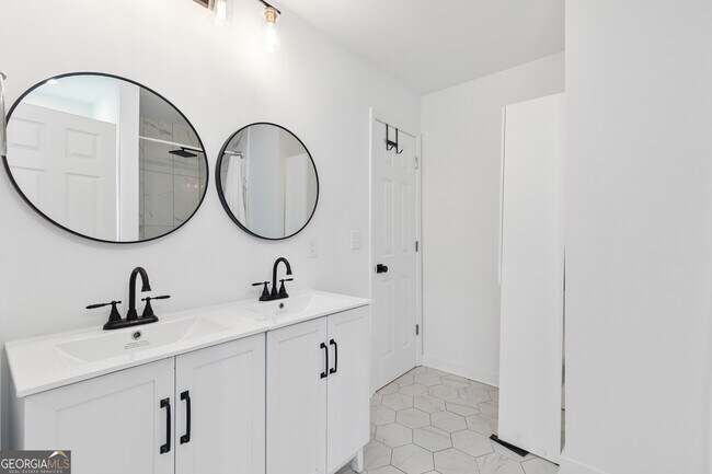 Building Photo - 1887 E Farris Ave