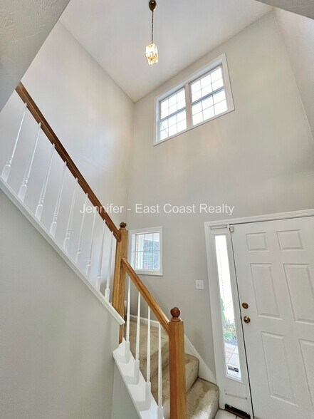 Building Photo - 37 Village Dr