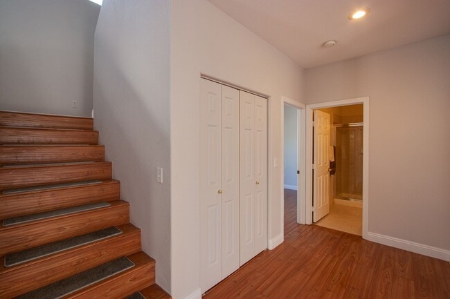 Building Photo - 4 bedroom 3 bath centrally located home