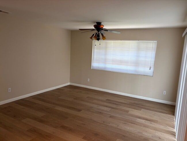 Building Photo - Spacious Single Family Home with Yard