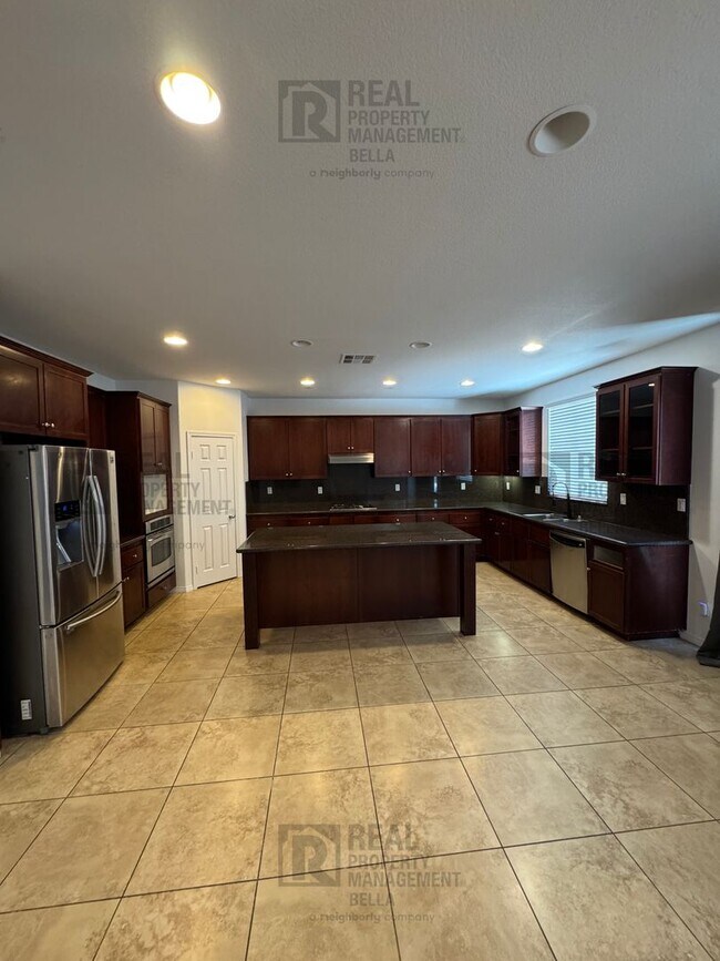 Building Photo - Huge Kitchen, Downstairs Bedroom, and More...