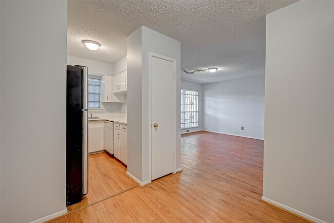 Building Photo - 7714 Renwick Dr