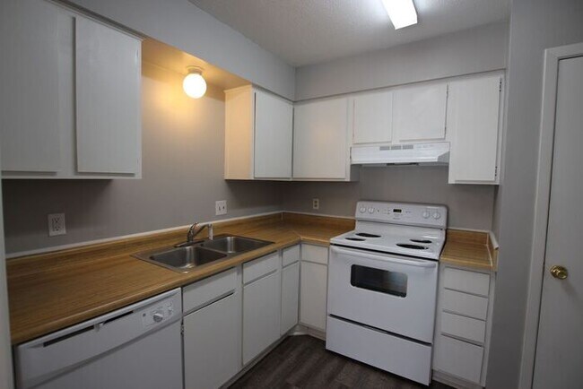 Building Photo - Coming Soon! 2 bed 2 bath Apartment in Sou...