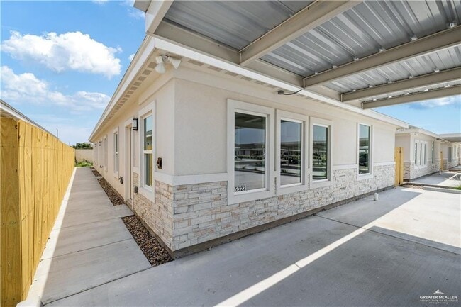 Building Photo - 13 Vision St