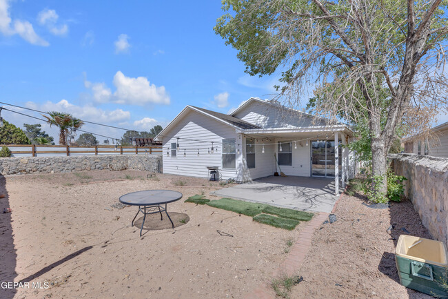 Building Photo - 11868 Oak Crossing Dr