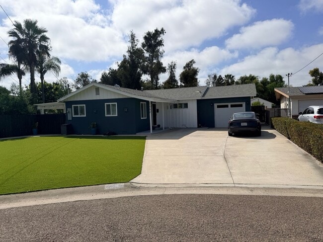 Building Photo - 2642 Davis Pl