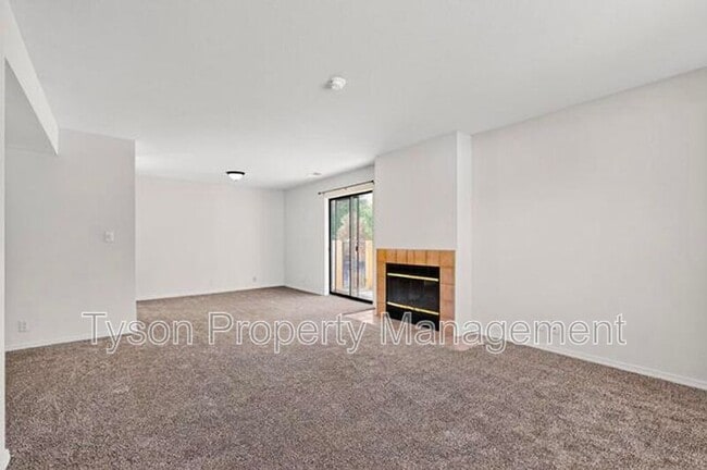 Building Photo - 1515 La Charles Dr NE