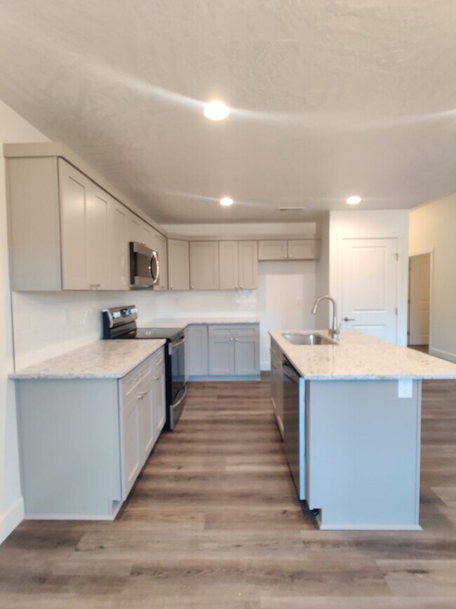 Building Photo - Newer Home for Rent in Benton City