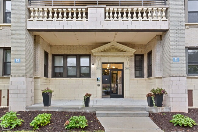 Building Photo - 4357 S King Dr