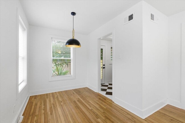 Building Photo - 421 E Jennings St