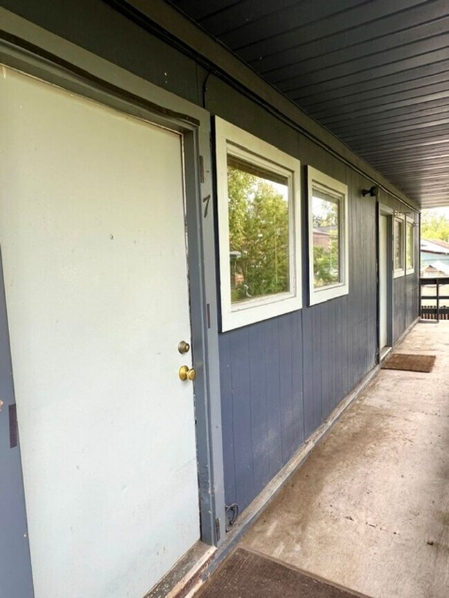 Building Photo - 2301 Roosevelt Dr