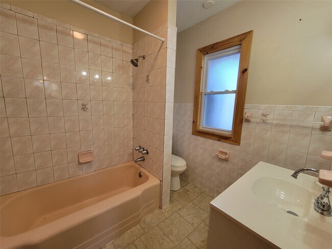 Building Photo - 90 Broad Ave