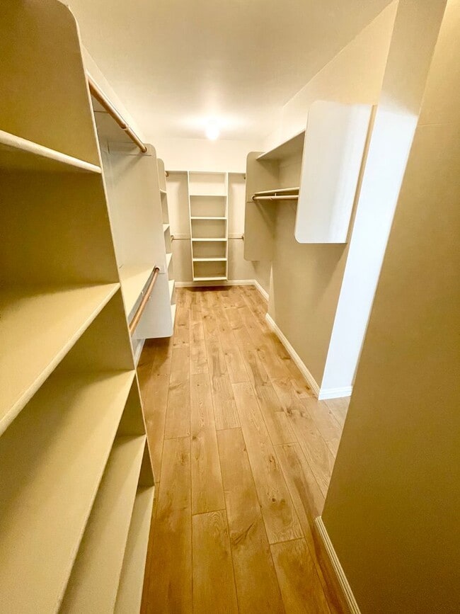 Building Photo - *** Gorgeous 4 bed 3 bath Single Family Ho...