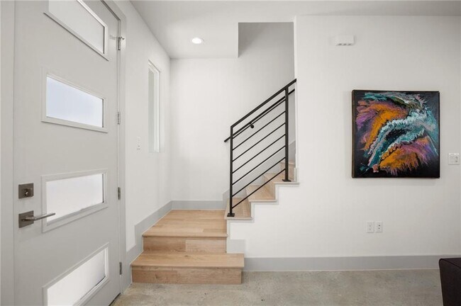 Building Photo - 2413 E 9th St