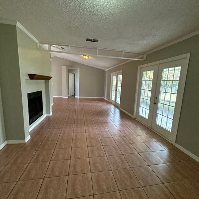 Building Photo - Spacious and beautiful 3 Bedroom Home!