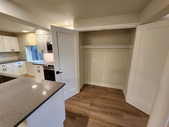 Building Photo - Gorgeous Remodeled 3 bed 2.5 bath in West ...