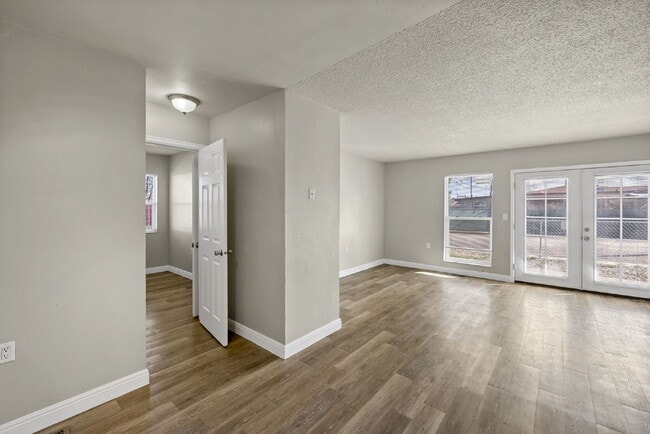 Building Photo - 402 Sunny Ln