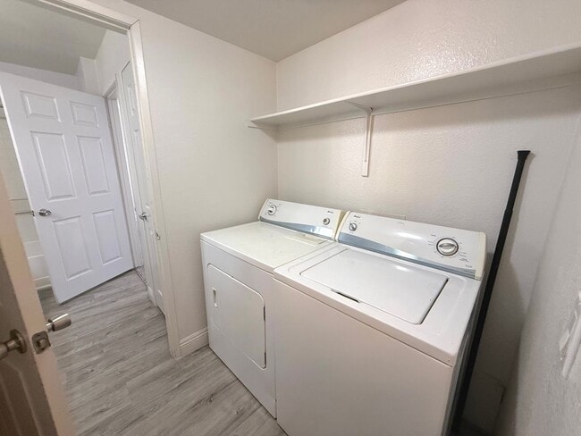 Building Photo - SPACIOUS 2BED/2BATH CONDO IN A GATED COMMUNITY!