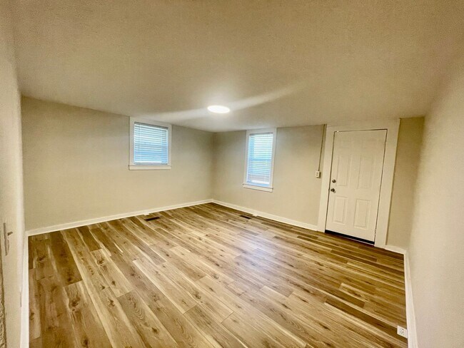 Building Photo - 10th Ave NW Duplex