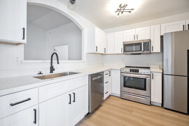 Building Photo - Beautiful home in gated community in Ahwatukee now available!