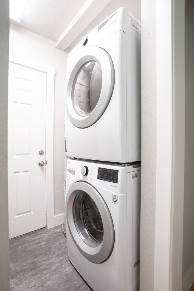 Building Photo - Cozy 2-Bedroom Retreat in North End Boise: Fantastic Location with Elegant Upgrades