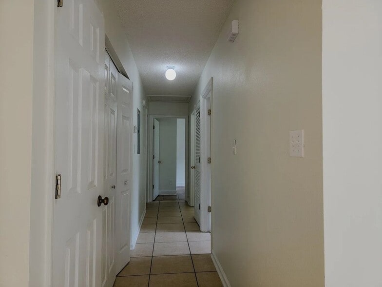 Building Photo - 2708 Oak Park Ct