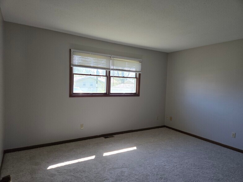 Building Photo - 303 N 6th St