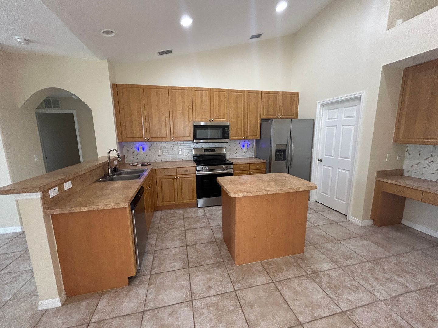 Building Photo - Gorgeous 4/2 wont last long