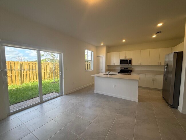 Building Photo - 2746 SE 24th Terrace