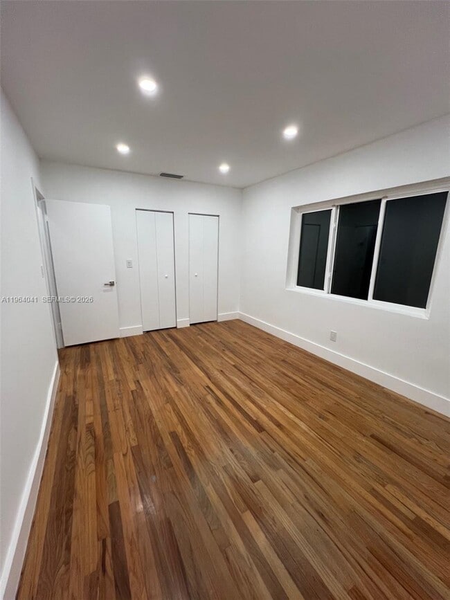 Building Photo - 424 Lavilla Dr