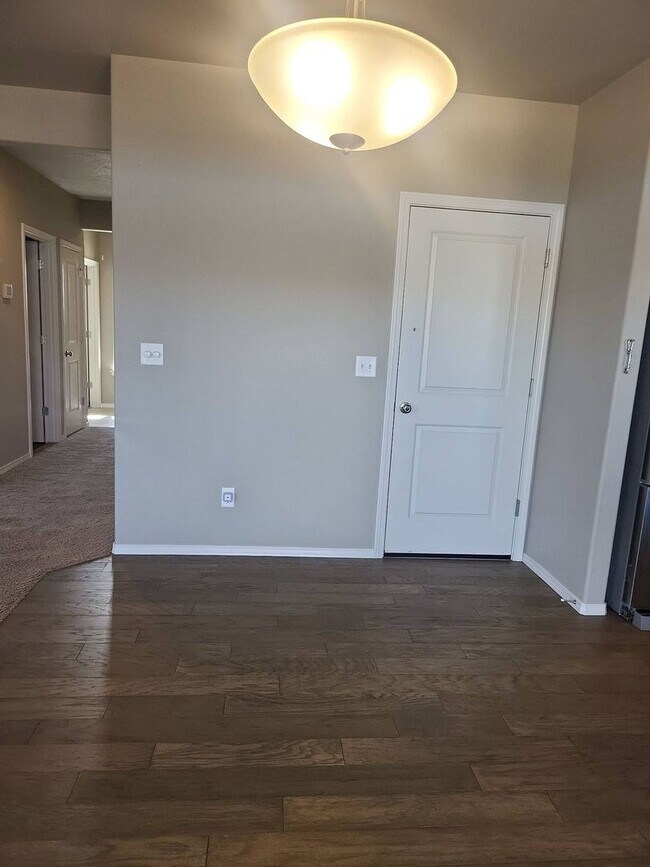Building Photo - Beautiful 5 bedroom 3 bath home in Mae Valley area of Moses Lake